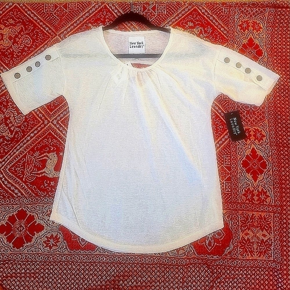 BNWT New York Laundry button sleeve detail top!